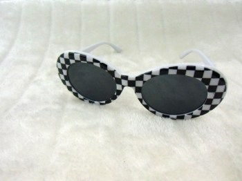 Lunettes de soleil rétro années 60 ovales damier noir blanc