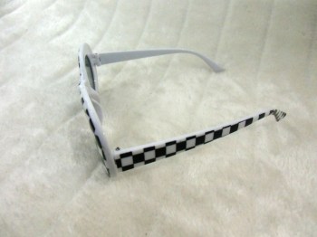 Lunettes de soleil rétro années 60 ovales damier noir blanc