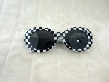 Lunettes de soleil rétro années 60 ovales damier noir blanc