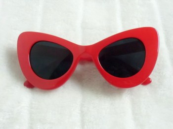 Lunettes de soleil papillon pin-up rouges oversize