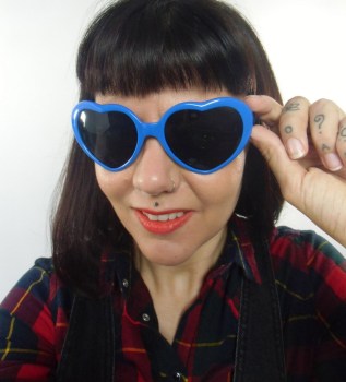 Lunettes de soleil originales coeurs bleus roi pour pinups