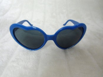 Lunettes de soleil originales coeurs bleus roi pour pinups