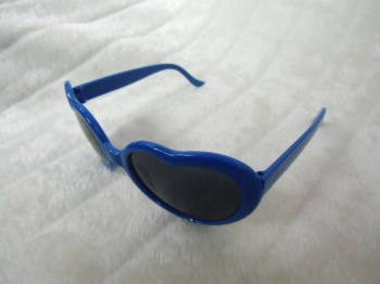 Lunettes de soleil originales coeurs bleus roi pour pinups