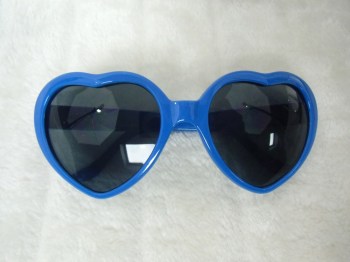 Lunettes de soleil originales coeurs bleus roi pour pinups