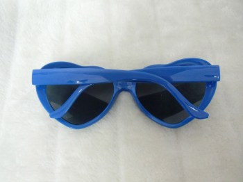 Lunettes de soleil originales coeurs bleus roi pour pinups