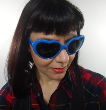 Lunettes de soleil originales coeurs bleus roi pour pinups