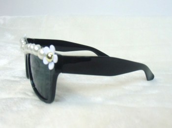 Lunettes de soleil rétro originales noires perles fleurs