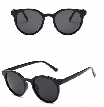 lunettes-soleil-basiques-retro-arrondies-noires