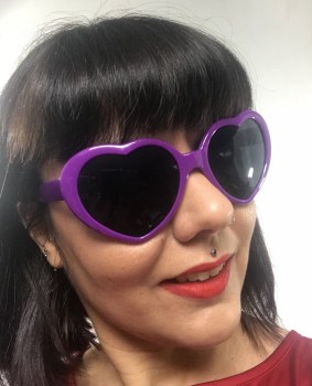 Lunettes de soleil originales coeurs violets pour pinups