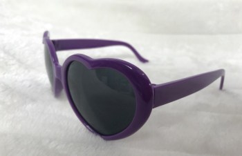 Lunettes de soleil originales coeurs violets pour pinups