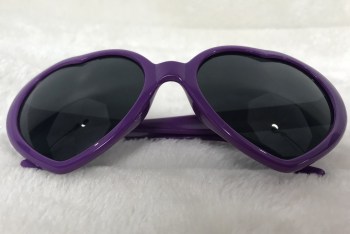 Lunettes de soleil originales coeurs violets pour pinups