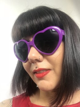 Lunettes de soleil originales coeurs violets pour pinups