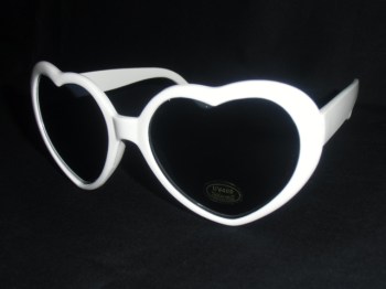 Lunettes de soleil originales coeurs blancs pour pinups