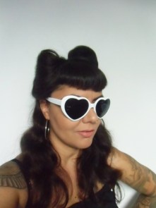 Lunettes de soleil originales coeurs blancs pour pinups