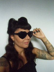 Lunettes de soleil originales en coeurs noirs pour pinups