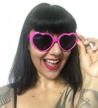 Lunettes de soleil originales coeurs roses fuchsia pinups