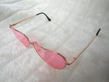 Lunettes de soleil originales coeurs roses rétro