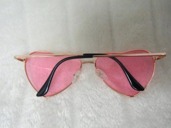 Lunettes de soleil originales coeurs roses rétro