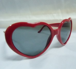 Lunettes de soleil coeurs rouges \