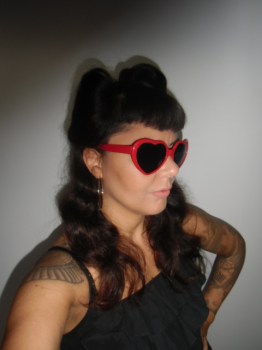 Lunettes de soleil originales coeurs rouges pour pinups