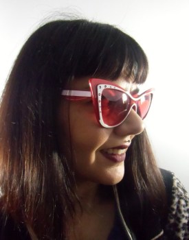 Lunettes de soleil papillon rétro design rouges et blanches strass