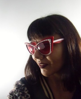 Lunettes de soleil papillon rétro design rouges et blanches strass