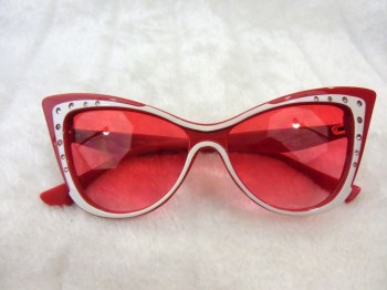 Lunettes de soleil papillon rétro design rouges et blanches strass