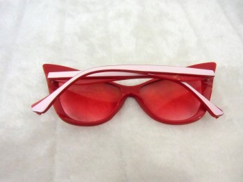 Lunettes de soleil papillon rétro design rouges et blanches strass