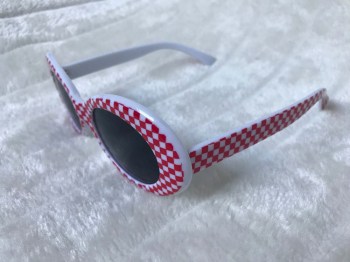 Lunettes de soleil rétro années 60 ovales damier rouge blanc