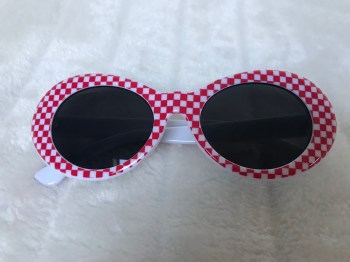 Lunettes de soleil rétro années 60 ovales damier rouge blanc