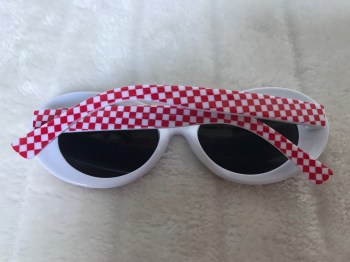 Lunettes de soleil rétro années 60 ovales damier rouge blanc