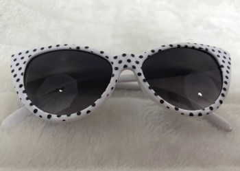 Lunettes de soleil papillon blanches à pois noirs pinup