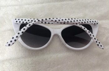 Lunettes de soleil papillon blanches à pois noirs pinup