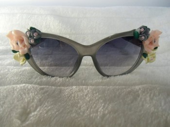 Lunettes de soleil papillon monture grise fleurs relief