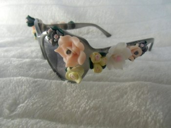 Lunettes de soleil papillon monture grise fleurs relief