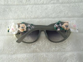 Lunettes de soleil papillon monture grise fleurs relief