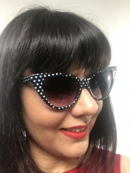 Lunettes de soleil papillon noires à pois blancs pinup