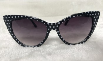 Lunettes de soleil papillon noires à pois blancs pinup