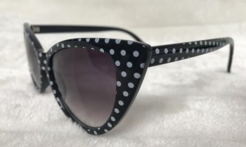 Lunettes de soleil papillon noires à pois blancs pinup