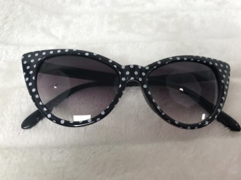 Lunettes de soleil papillon noires à pois blancs pinup