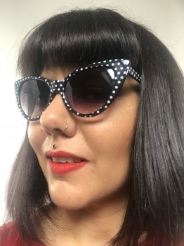 Lunettes de soleil papillon noires à pois blancs pinup