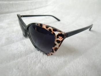 Lunettes de soleil papillon noires pointe léopard