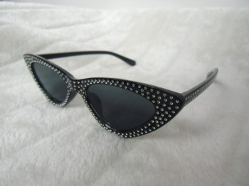 Lunettes de soleil papillon pointues noires à strass