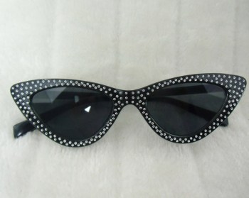 Lunettes de soleil papillon pointues noires à strass