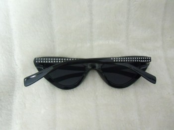 Lunettes de soleil papillon pointues noires à strass