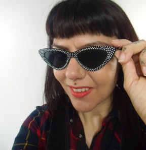 Lunettes de soleil papillon pointues noires à strass