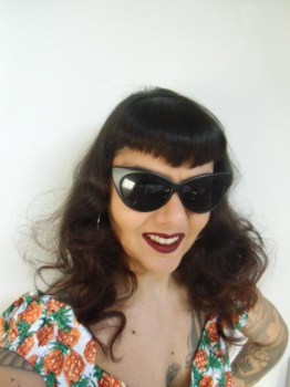 lunettes-soleil-papillon-pinup-noires-mates-2.jpg