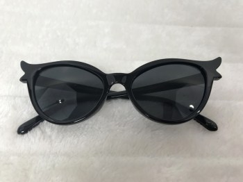 Lunettes de soleil papillon pointues rétro noires