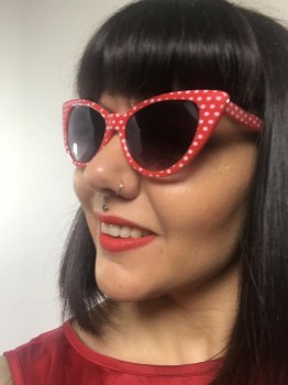 Lunettes de soleil papillon rouges à pois blancs pinup