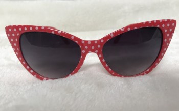 Lunettes de soleil papillon rouges à pois blancs pinup